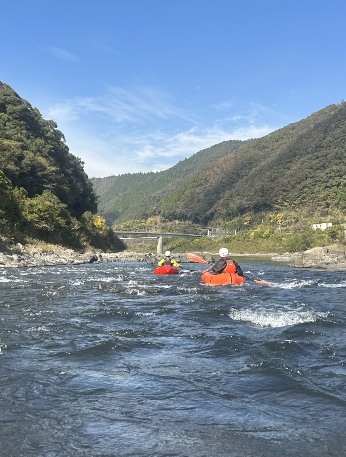 熊本県の一級河川である川辺川をカヌーで下る弊社代表の武藤