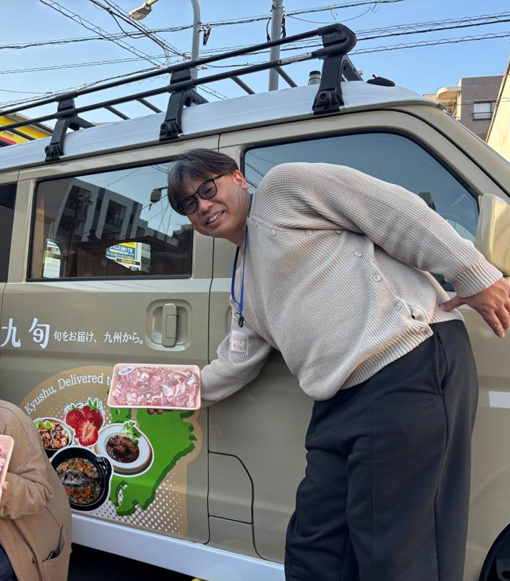 九旬号でこども食堂に食材をお届けしている様子