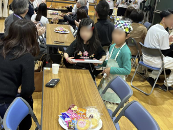 こども食堂支援にて、メイド役をする子ども達の様子