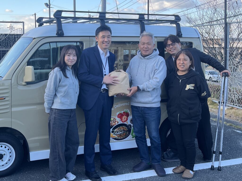 須恵町ふれあいレインボーこども食堂にお米7㎏を提供している様子