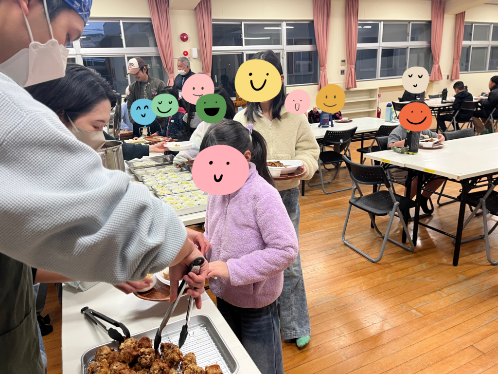 須恵町ふれあいレインボーこども食堂で食事をする子どもたち