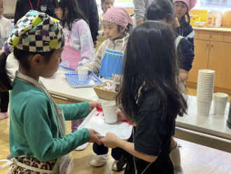 こども食堂でメイド役をやる子供たちの様子②