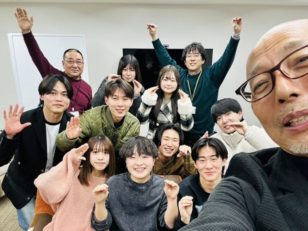 ぱくぱくプロジェクトメンバーとサンリッチ社員と武藤社長の集合写真