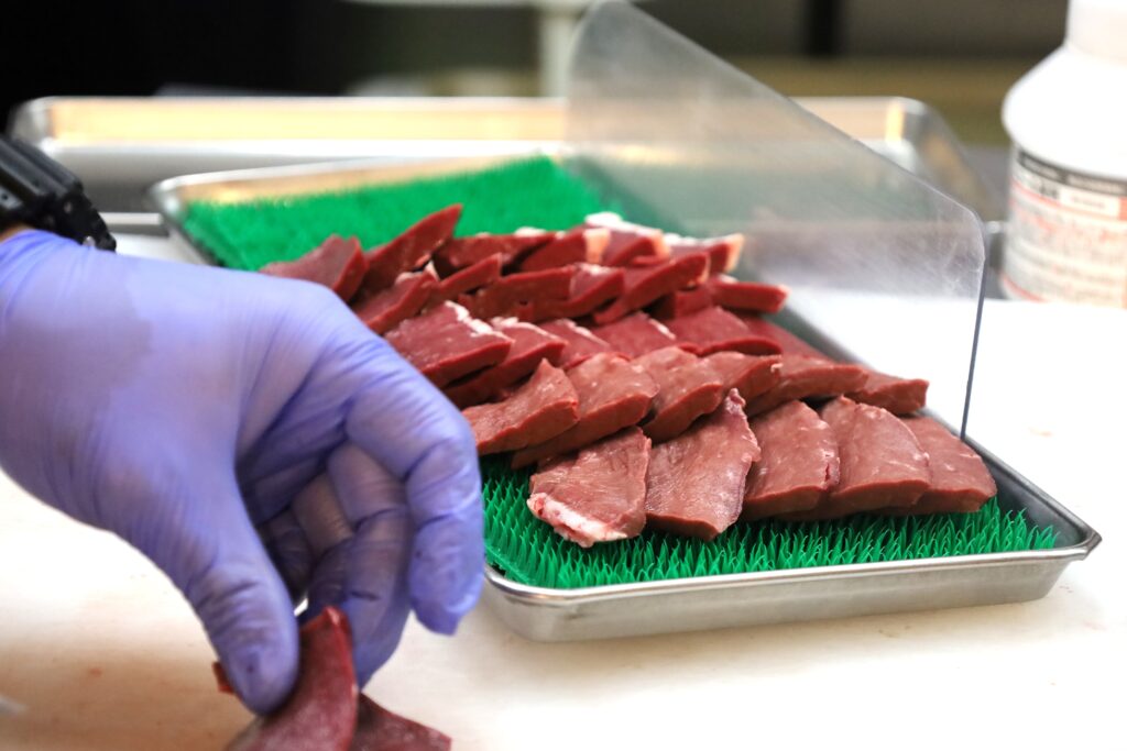 お肉をカットしている様子